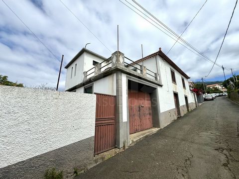 Opportunité fantastique à Calheta ! Au cœur de la commune de Calheta, vous trouverez cette ancienne propriété à fort potentiel de récupération. La maison a une structure solide, composée de deux étages composés de pièces de stockage, d’un garage, d’u...