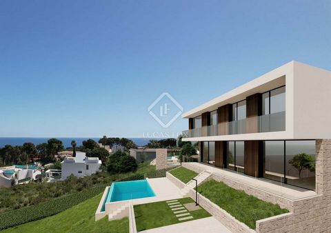 Lucas Fox presents this villa in an exclusive new build development that is committed to a contemporary design, with large glass surfaces and panoramic views, which it combines with great energy efficiency with a class A rating. We are in front of th...