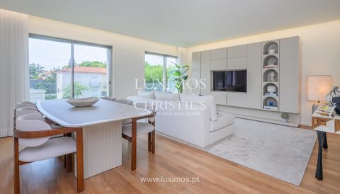 Modern  two-bedroom apartment for rent , with a premium location in Pinhais da Foz , Porto . Inserted in a luxurious private condominium , this apartment stands out for its spacious areas , its excellent finishes , with details of sophistication and ...