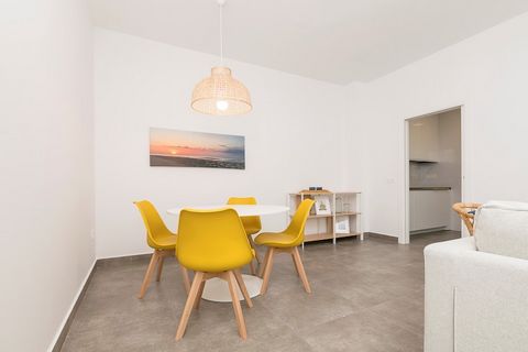 Dit prachtige appartement is gelegen op de tweede verdieping van een klassiek gebouw met lift. De prachtige patio van waaruit het appartement toegankelijk is, heeft een ongelooflijk gewelfd plafond dat de huizen met helderheid vult. Binnen is de woon...