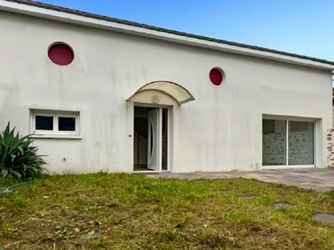 BASSE GOULAINE - AU CALME - BUS ET ECOLE A PROXIMITE - MAISON DE CHARME de 134 m² environ UTILES COMPOSEE DE 3 CHAMBRES EDIFIEE SUR UNE PARCELLE D'ENVIRON 250 m² environ. Au rdc vous y découvrirez : Un salon séjour avec une cuisine aménagée et équipé...