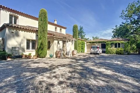 Villa te koop in La Garde Freinet. Schitterende woning met prachtig vrij uitzicht, genesteld in de heuvels in de baai van Saint Tropez, op slechts 5 minuten van het charmante historische dorpje La Garde Freinet. Deze prachtige villa op het westen, is...