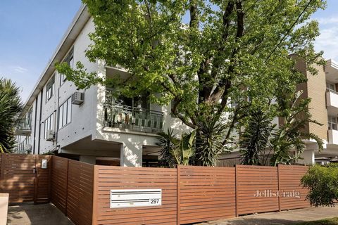 Dieses klassische Sicherheitsapartment mit drei Schlafzimmern auf der obersten Etage ist ein schönes großes Original mit dem Reiz verstreuter Einblicke in die Bucht und wird zum ersten Mal seit 41 Jahren wieder angeboten. Dieses lichtdurchflutete Juw...