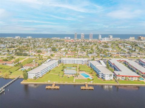 Genießen Sie den typischen Strand-Lifestyle, in dem Küstencharme auf Komfort trifft, in dieser entzückenden Einheit mit 2 Schlafzimmern und 1,5 Badezimmern im Erdgeschoss. Mit atemberaubendem Blick auf den Fluss und direktem Zugang zum einladenden Po...