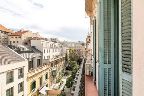 Dieses authentische Apartment mit 4 Schlafzimmern liegt im Herzen von Barcelona und bietet einen uneingeschränkten Blick auf die Stadt und eine ruhige, zentrale Atmosphäre, da es in einer der bezauberndsten Fußgängerzonen der prestigeträchtigen Dreta...