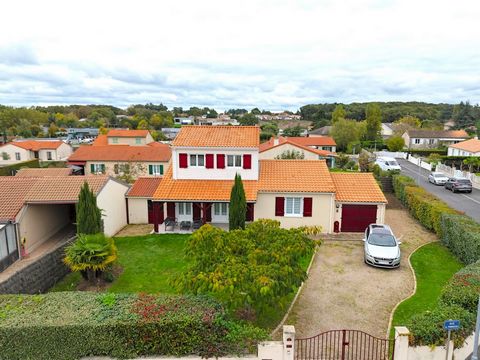 À Saint-Julien-l'Ars, maison familiale de 113 m2 avec vie de plain-pied, proche de toutes commodités. Venez découvrir cette maison spacieuse et lumineuse offrant de belles prestations et un cadre de vie agréable. Le bien se compose d'un séjour lumine...