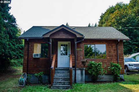 Charming Cedar Retreat near Columbia River! Welcome home to this beautifully maintained home nestled in the tranquil surroundings of Oregon. This cozy one-bedroom, one-bathroom home boasts stunning hardwood floors, a spacious living room perfect for ...