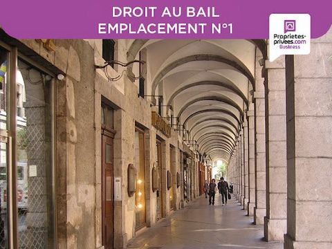 Benjamin ARSON vous propose àla vente le Droit au Bail de ce local bénéficiant d'un emplacement n°1 au coeur de CHAMBERY. Joli magasin d'une surface de près de 25 m² avec un espace de vente, une réserve et wc. Climatisation, petite terrasse. Faible l...