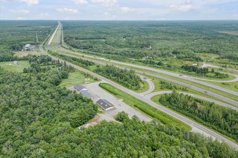 Land of more than 300,000 sq. ft. with immense potential, located directly in exit 256 on Highway 20. Several options are available to you, as it is possible to buy neighbouring lots to make a large-scale rest area. Close to the Lake George campgroun...