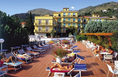 Bellissimo condominio in stile mediterraneo sulla costa ligure. È situato in posizione centrale ma tranquilla ai piedi di una collina in una zona residenziale tra uliveti e orchidee. Pietra Ligure, una delle località balneari più belle d'Italia e bag...