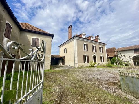 Discover this prestigious old farm in the heart of the small charming village of Escos, less than a 15 minute drive from Sauveterre-de-Béarn. Fronted by a large courtyard and surrounded by its multiple outbuildings, this property has huge potential f...