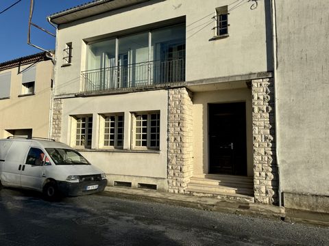 VILLENEUVE SUR LOT, à quelques minutes à pieds du centre, cette maison de ville des années 60 d'environ 180 m2 offre de très beaux volumes. Elle se compose au rez-de-chaussée d'une large entrée avec un bel escalier, salon-séjour traversant d'environ ...