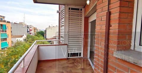 Excepcional Atico en venta en Barberá del Vallés, con ascensor y trastero. Situado en la Avinguda de la Verge de Montserrat, una de las zonas más tranquilas de la población, encontramos una vivienda con 4 dormitorios (todos con armarios empotrados), ...