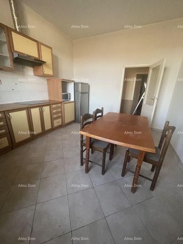 Vendiamo un appartamento nel centro di Pisino. Si trova al primo piano di una palazzina composta da soli quattro appartamenti.Questo spazioso appartamento, con una superficie di 69,06 mq, è composto da due vani, una cucina, un bagno, un disimpegno e ...