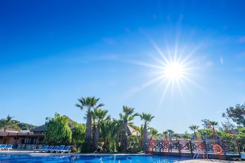 Gelegen in de provincie Tarragona, met een onovertroffen locatie aan het strand en in een gebied van beschermd natuurbelang, dat loopt van het Marquesa-bos tot Punta de la Mora, met fijne zandstranden, prachtige baaien en spectaculaire kliffen. Campi...