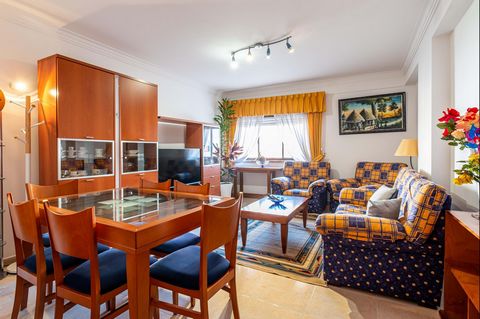 Located in Sintra. This 4-room apartment is located in a quiet residential building, built in masonry and plastered, on the busy and practical Avenida do Brasil, nº 78, in São Marcos, Sintra. In the building, you will find a spacious entrance hall an...