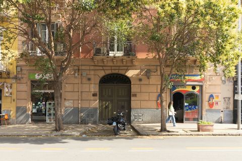 Palermo (PA), a pochi passi da piazza Castelnuovo/Politeama e all'inizio di via Dante, di fronte la fermata metropolitana di piazza Lolli, che collega l'aeroporto e la stazione. Luminoso e prestigioso appartamento sito al secondo piano con ascensore ...