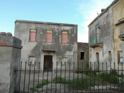 Messina - San Saba - Proprietà di 15000 mq con casale rustico Messina/San Saba - Intera proprietà composta da terreno di 15000 mq con tre fabbricati rustici, con la possibilità di edificare una villa di circa 300 mq su più livelli o di ristrutturare ...