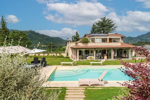 Villa di lusso e prestigiosa di 500 m2 circondata da un curatissimo giardino di 5000 m2 con grande piscina in vendita sulle colline di Camaiore, vicino alla famosa costa della Versilia. Al vostro arrivo, rimarrete subito colpiti dall'eleganza di ques...