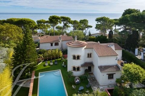 Charmante propriété située sur le versant Est du Cap d'Antibes, offrant une superbe vue mer. Villa provençale composée d'une entrée donnant sur une double reception, une salle à manger, une large terrasse avec vue mer, une cuisine indépendante avec u...