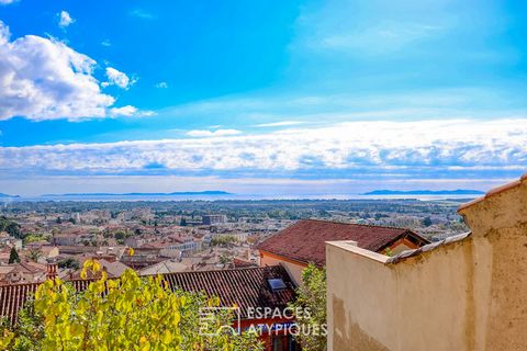 Unsuspected from the street, a discreet entrance leads to this unique property. In the middle of a remarkable garden adorned with exceptional fruit trees, in the heart of the city center of Hyères, hides this historic house, completely renovated acco...