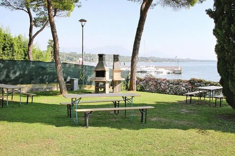 Excelente ubicación: residencia hermosa y tranquila con acceso directo a la playa y excelentes vistas de la península de Sirmione y Desenzano en el suroeste del lago de Garda. Los modernos apartamentos están ubicados en casas adosadas agrupadas alred...