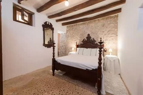 Esta encantadora villa del siglo XVI ofrece un refugio tranquilo para hasta ocho huéspedes, lo que la hace ideal para una o dos familias. La propiedad cuenta con tres cómodas habitaciones, todas con aire acondicionado, y dos baños, incluido uno en su...