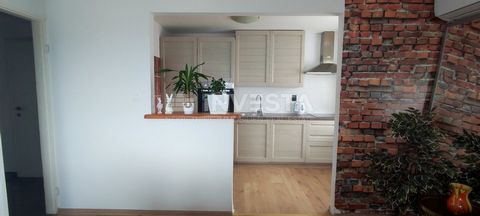 In Pula, in Veruda, is een gerenoveerd eenkamerappartement van 36,15 m² te koop, gelegen op de tweede verdieping van een kleiner woongebouw. Vanuit het appartement heeft u een prachtig panoramisch uitzicht op de zee. Het heeft een functionele indelin...