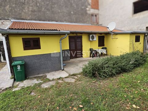 Location: Istarska županija, Pula, Širi centar. Pula, erweiterte Innenstadt – Bungalow mit Erweiterungsmöglichkeiten Im erweiterten Zentrum der Stadt Pula befindet sich dieses interessante Bungalow, ideal für das Familienleben oder als Investition fü...