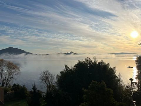 Se siete alla ricerca di una elegante residenza con una vista mozzafiato sul Lago Maggiore, questa villa in vendita a Meina rappresenta l'occasione perfetta per voi. Attualmente in fase di ristrutturazione, la proprietà offre la possibilità unica di ...