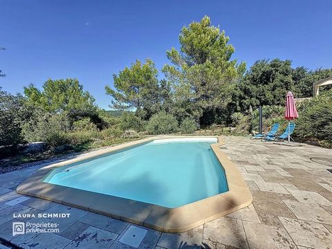 In Tavernes in der Provence Verte im Département Var gelegen, sehr schönes Haus von ca. 162 m², nicht einsehbar, mit Swimmingpool auf einem Grundstück von mehr als 2800 m², vollständig eingezäunt und mit elektrischem Tor. Sehr großer Raum, bestehend ...