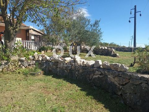 Location: Zadarska županija, Obrovac, Kaštel Žegarski. ZADAR, OBROVAC - Haus in ruhiger Umgebung in der Nähe des Flusses Zrmanja Zum Verkauf steht ein freistehendes Haus in der Nähe der Stadt Obrovac, in einer idyllischen und ruhigen Umgebung gelegen...