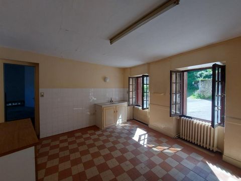 CHAMOUX-SUR-GELON (73390), à deux pas du centre, Sonia et Cyrille JEANTAUD vous proposent cette maison de village 6 pièces d'une surface habitable de 147 m² environ. Mitoyenne par un côté, cette bâtisse de caractère dispose d'un fort potentiel d'amén...