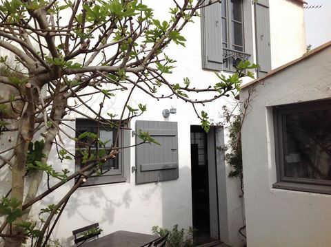 NOIRMOUTIER (85330) - Le Banzeau - Coup de Coeur En plein coeur du vieux quartier LE BANZEAU, charmante maison atypique d'environ 78 m2 , en excellent état, composée d'une grande entrée chambre d'appoint, un salon salle à manger avec cheminée, une cu...