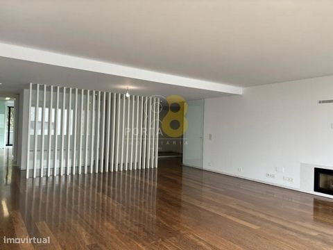 Apartamento T3 de Luxo nos Pinhais da Foz - com vistas Este magnífico apartamento T3, com 165 m² de área bruta privativa, está localizado nos prestigiados Pinhais da Foz, Porto, e oferece uma vista ampla sobre o mar e a foz do rio Douro. Situado no e...