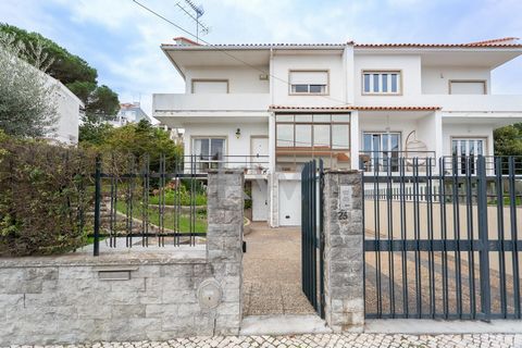 Located in the coveted and charming Alvalade neighborhood, this four-story villa presents an excellent renovation opportunity, ideal for those seeking a spacious, comfortable, and well-connected home in Lisbon. With its classic design and elegant lin...