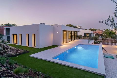 VILLA IN LAS COLINAS GOLF~~Neubau einer modernen Villa in Las Colinas Golf, Orihuela Costa.~~Neubau Villa verfügt über 3 Schlafzimmer, 3 Bäder, offene Küche mit dem Wohnbereich, Einbauschränke, geräumige Terrassen, privaten Garten mit dem Pool und Ke...