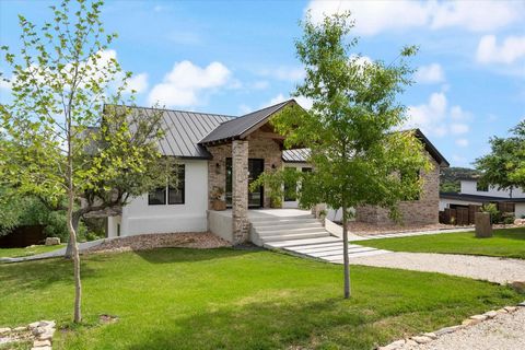 **Charming Custom-Built Farmhouse in Spicewood, TX – A Perfect Family Retreat** Nestled in the picturesque town of Spicewood, Texas, this stunning single-family home offers the ideal blend of comfort, convenience, and natural beauty. Located just a s...