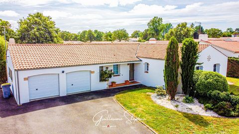 Cette maison familiale se situe au cœur de La Garnache, à proximité du centre-ville et de ses commerces. Elle offre de beaux volumes ainsi qu'un joli terrain paysagé d'environ 1000 m². Au sein de cette demeure construite en 2002, on retrouve notammen...