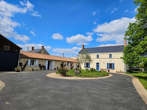 MAISON SANS TRAVAUX. Située entre MONTREUIL BELLAY et THOUARS, dans un cadre idyllique, cette maison en pierre entièrement rénovée tant au niveau intérieur qu'extérieur, offre un charme incomparable. Avec une superficie habitable de 175 m² minimum, c...