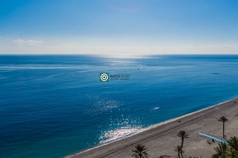 En primerisima linea de playa , en la parte mas alta del edificio, con unas vistas espectaculares del mar mediterraneo y la inmensa playa de Velilla, una de las mas grandes y mejor equipadas de todo el litoral granadino, con una variada y extensa ofe...