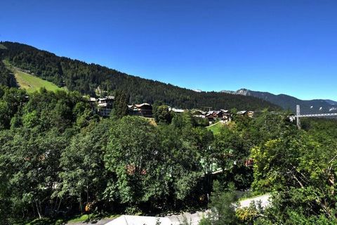 Kleine Residenz im Zentrum von Morzine mit atemberaubender Aussicht auf das Pleney-Gebiet und Nyon. 500 m von den Geschäften entfernt, an der kostenlosen Shuttle-Route gelegen, ist die Lage ideal! Schöne Wohnung voller Charme, ganz in der Nähe des St...