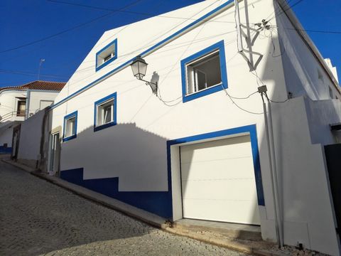 Descubra esta encantadora moradia T3, em processo de remodelação, situada na zona pitoresca histórica de Coruche. Combinando o charme tradicional com as comodidades modernas, esta casa é perfeita para quem procura conforto e qualidade de vida. A mora...