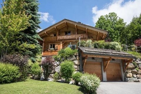 Geräumiges Chalet im Aravis-Tal. Mit wunderschönem Blick auf die Berge, einer großen Terrasse. Dieses Chalet ist sehr gut ausgestattet. Skibushaltestelle in der Nähe. 1,8 km vom Dorf und von den Abfahrten und Versammlungen der Pisten des Bossonnet ES...