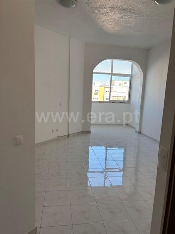 Apresentamos este estúdio recentemente remodelado, ideal para quem procura conforto e uma excelente localização. Com cozinha totalmente equipada e acabamentos modernos, este espaço oferece uma atmosfera acolhedora e funcional, pronto a ser habitado. ...