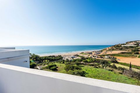 Willkommen in diesem luxuriösen Apartment mit 2 Schlafzimmern und 2 Bädern in der pulsierenden Stadt Lagos. Diese Unterkunft liegt nur 100 m vom schönen Strand Porto de Mós entfernt und bietet einen atemberaubenden Blick auf den Strand. Die Immobilie...