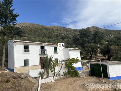 Gelegen aan de rand van de grote historische stad Priego de Cordoba in Andalusië, Spanje, ligt deze vrijstaande Cortijo met 4 slaapkamers, een garage en een tuin. Het pand heeft al elektriciteit en de huidige eigenaren zijn bezig met het aansluiten v...