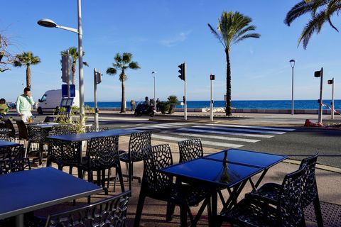 Passeggiata sulla spiaggia! La vostra agenzia Symbiose l'atelier de l'immobilier, è lieta di presentarvi questa bella opportunità di un'attività a Cagnes sur mer, situata a soli 30 metri dal mare. Piatti adattati al fast food, utilizzando prodotti fr...