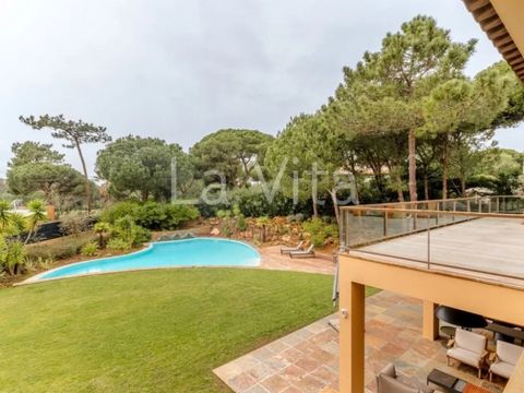 Stunning villa at Quinta da Marinha in Cascais! Nestled amidst the stunning landscape of Quinta da Marinha, one of the most prestigious resorts in Portugal, this fantastic villa offers an unparalleled mix of luxury, privacy and sophistication. Plot o...