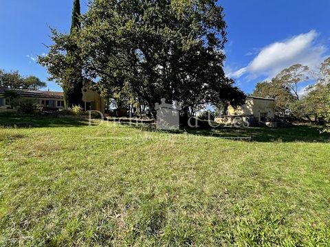 Située en bordure d’un charmant village, cette magnifique propriété de 165m² sur environ 5800 m² en pleine nature vous séduira par son cadre paisible et verdoyant. La maison de plain-pied offre de vastes espaces et de belles prestations.Elle comprend...